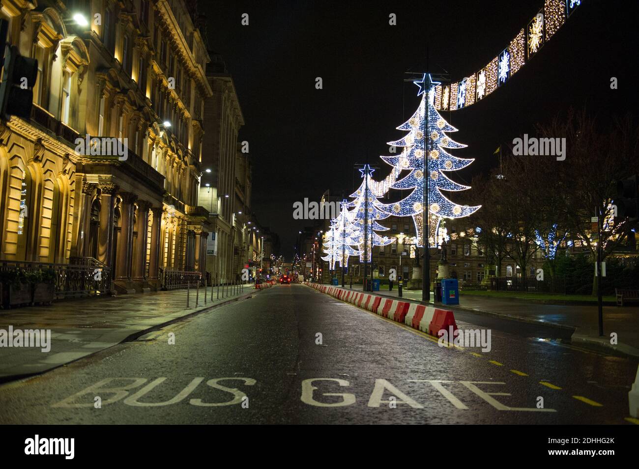 Glasgow, Écosse, Royaume-Uni. 11 décembre 2020. Photo : les rues du centre-ville de Glasgow ont un peu d'air d'affaires qu'hier, mais encore très vides vu que Glasgow a terminé la phase 4 et est entré dans la phase 3 confinement aujourd'hui de la pandémie du coronavirus (COVID19). Crédit : Colin Fisher/Alay Live News Banque D'Images