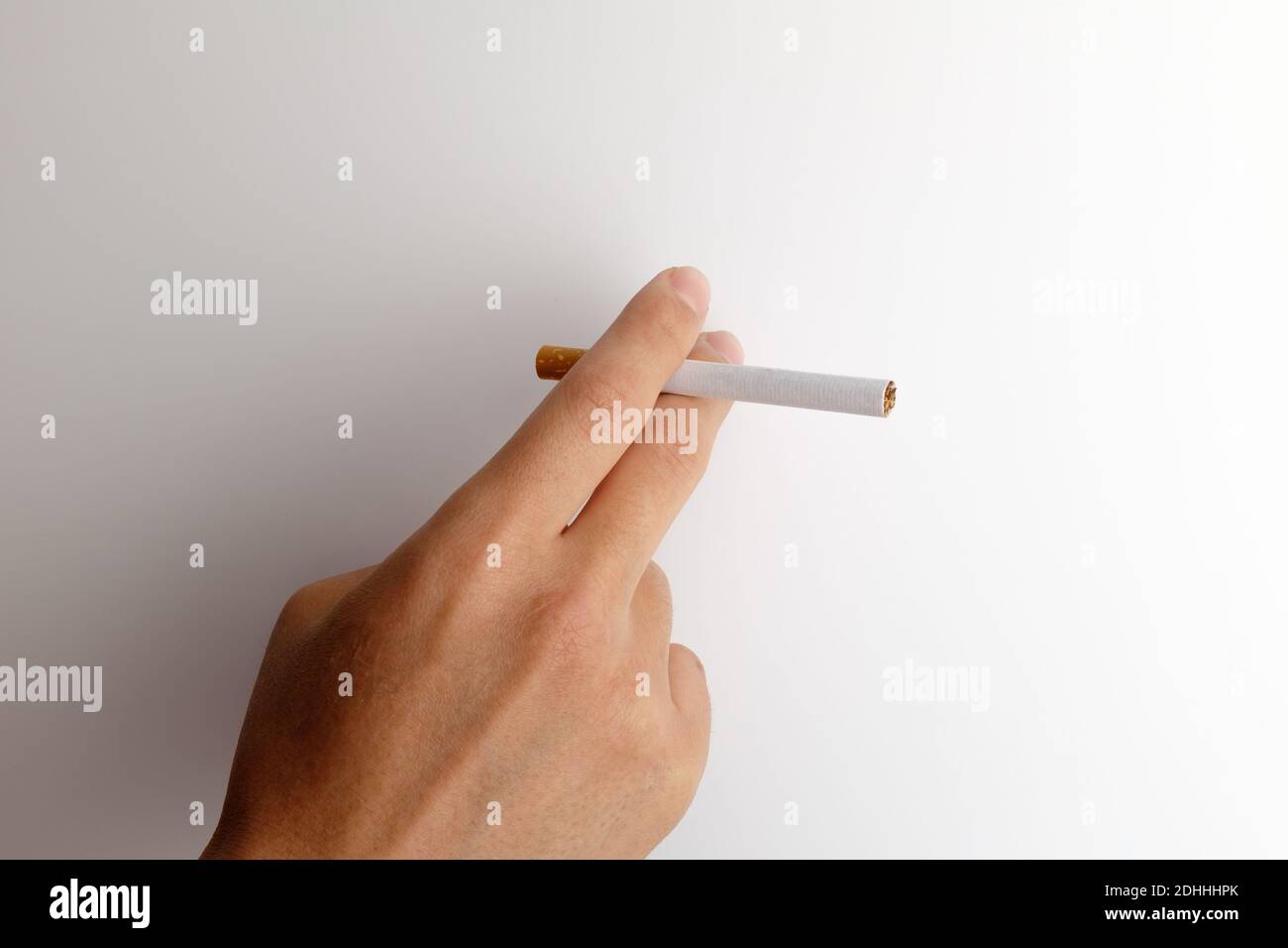 Cigarette courte sur fond blanc Banque D'Images