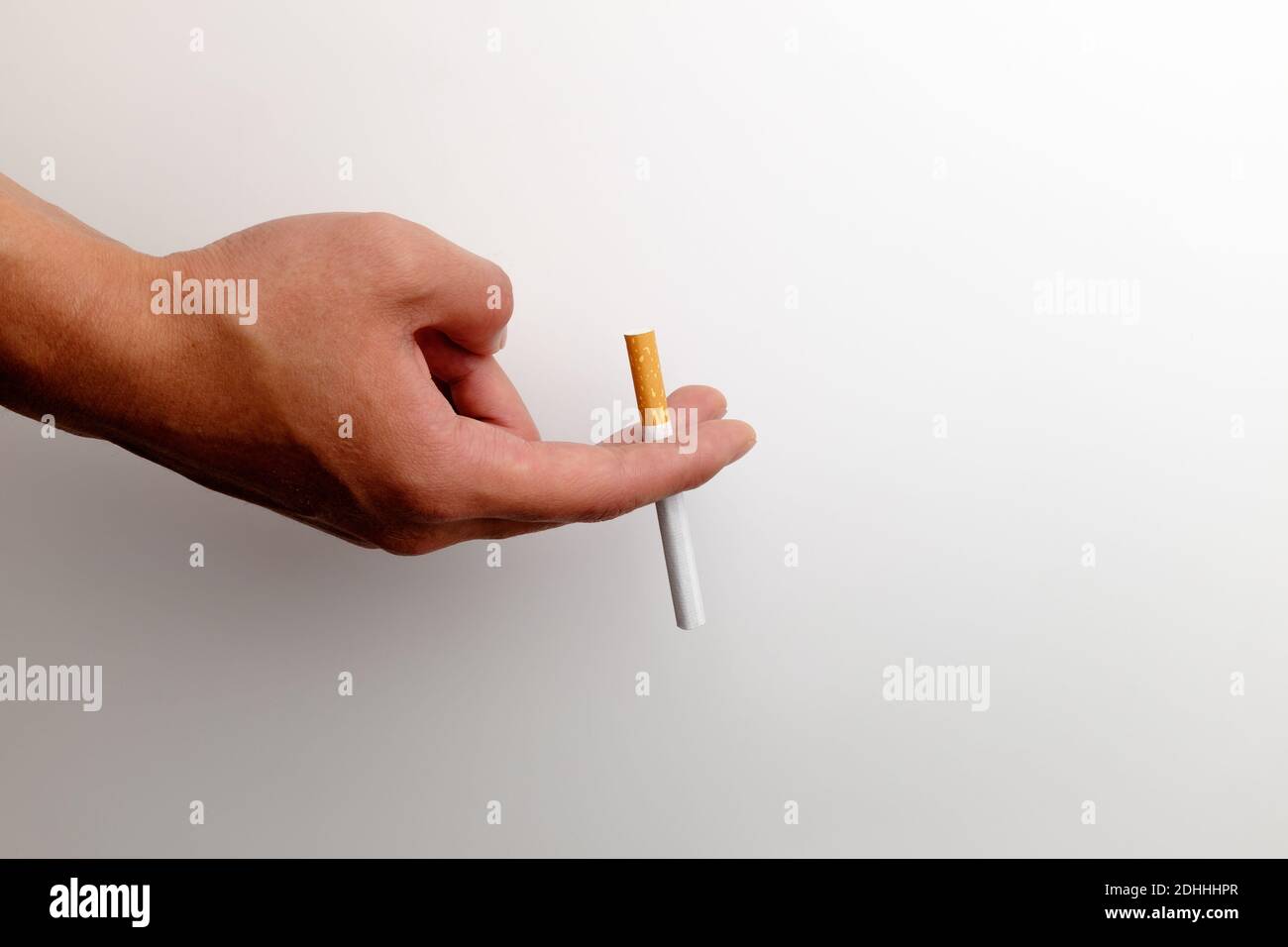 Cigarette courte sur fond blanc Banque D'Images