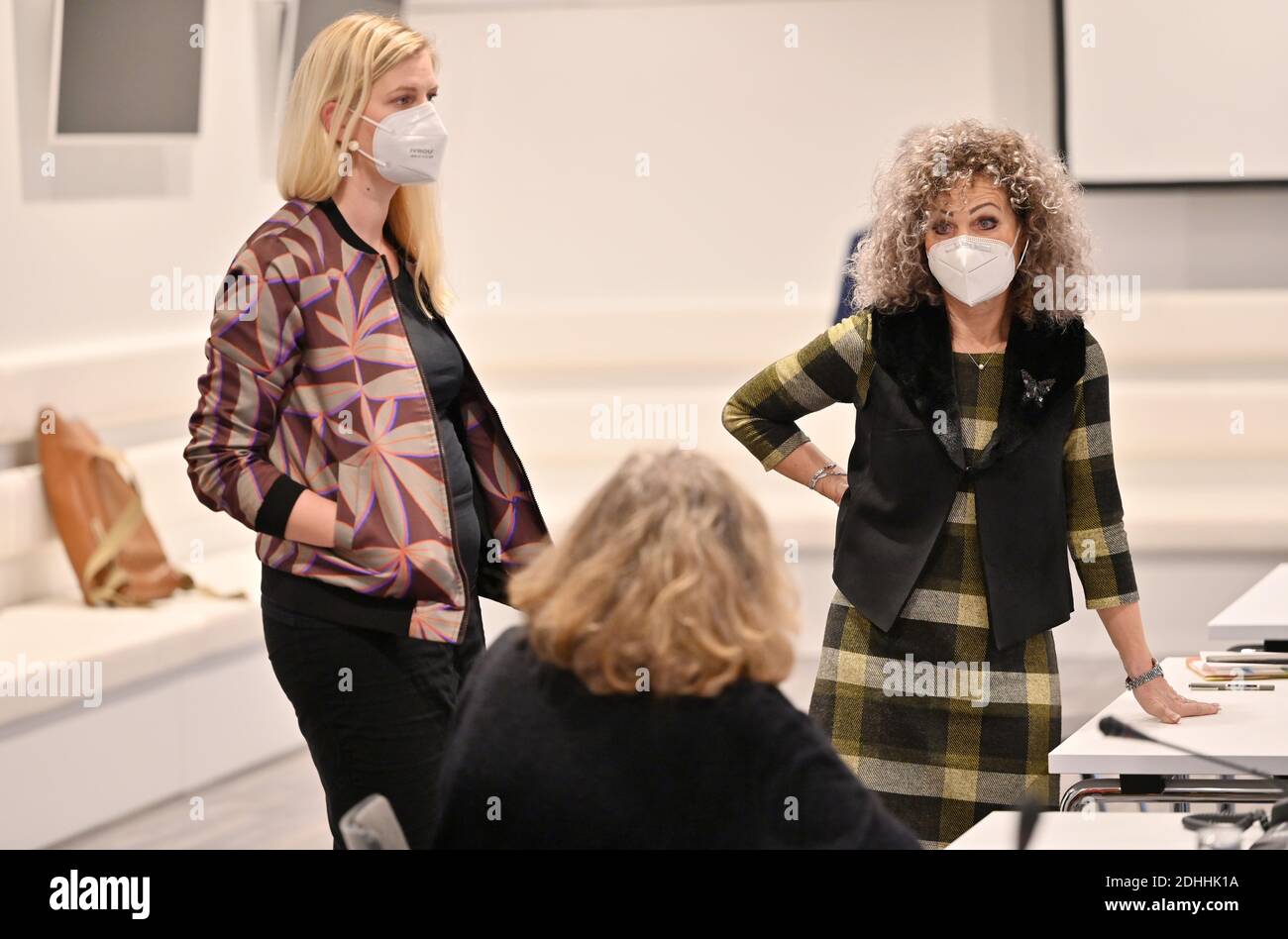 Erfurt, Allemagne. 11 décembre 2020. Madeleine Henfling (l-r, Bündnis90/Die Grünen), Vice-Présidente du Parlement d'Etat, Dorothea Marx (SPD), Vice-Présidente du Parlement d'Etat, Et Birgit Keller (Die Linke), Président du Parlement de Thuringe, s'interparlent avant la réunion du Conseil des anciens avant le début de la session plénière extraordinaire du Parlement de l'État de Thuringe. En raison d'une réunion du Conseil des anciens, le début de la session du Parlement de l'État en Thuringe sera probablement retardé. Credit: Martin Schutt/dpa-Zentralbild/dpa/Alay Live News Banque D'Images