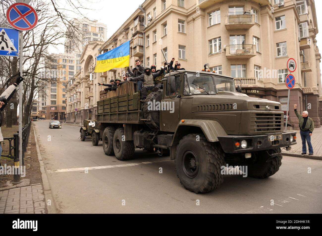 Groupe de personnes, participants de la Révolution de la dignité, conduite d'un camion militaire lourd célébrant la victoire sur le régime de Victor Ianoukovitch. Fabrication 22 Banque D'Images
