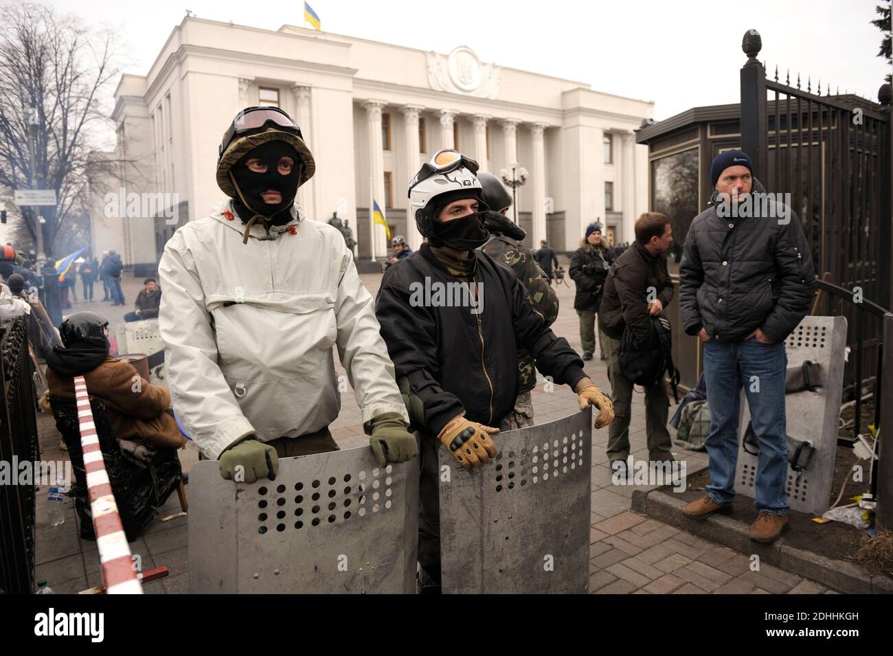 Les participants à la Révolution de la dignité avec des boucliers de surveillance passent à la construction du Parlement de l'Ukraine. Fabrication 22, 2014. Kiev, Ukraine Banque D'Images