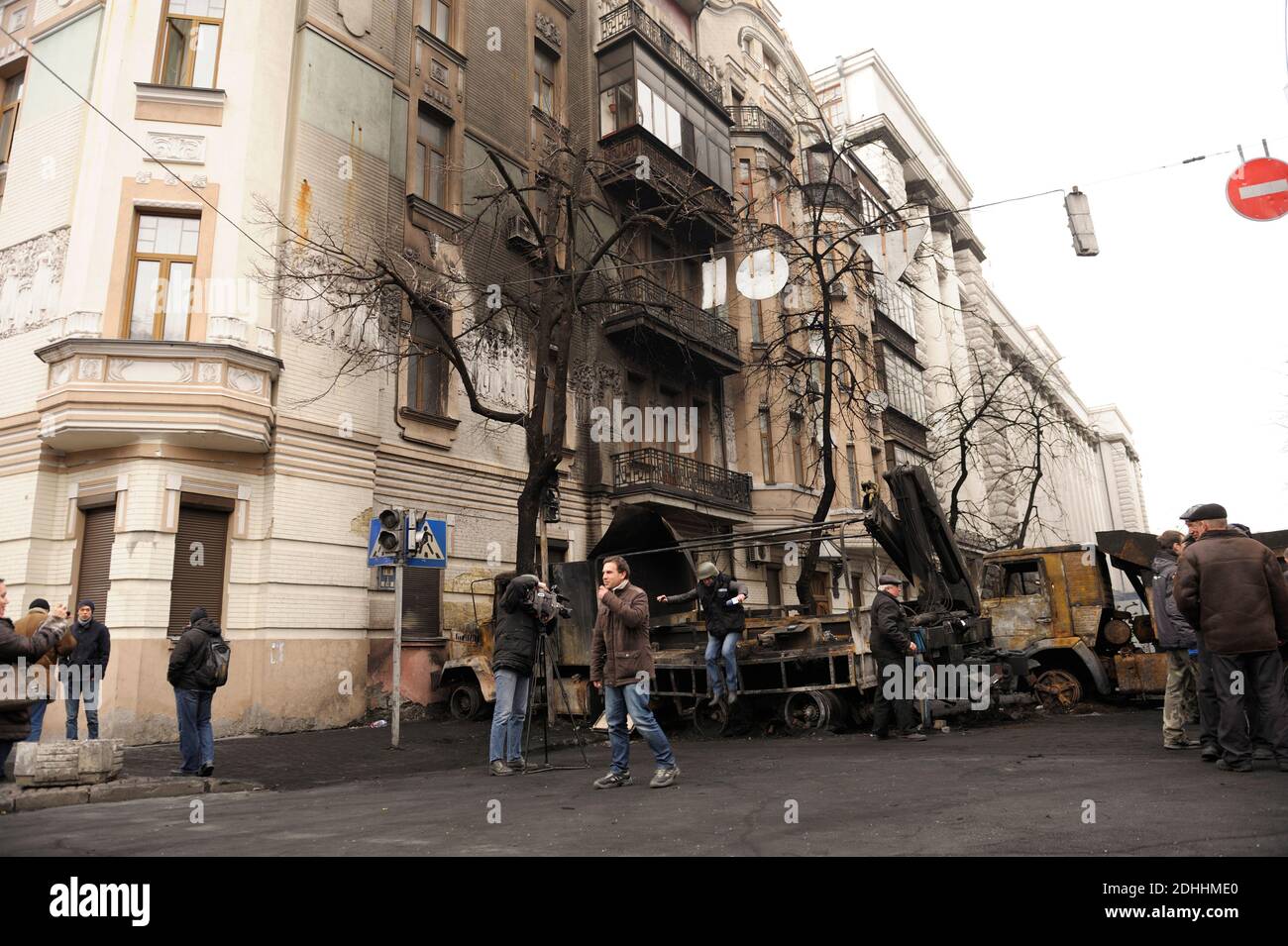 Les gens qui délagent des barricades sur la rue Institutskaya. Révolution de la dignité. Fabrication 22, 2014. Kiev, Ukraine Banque D'Images