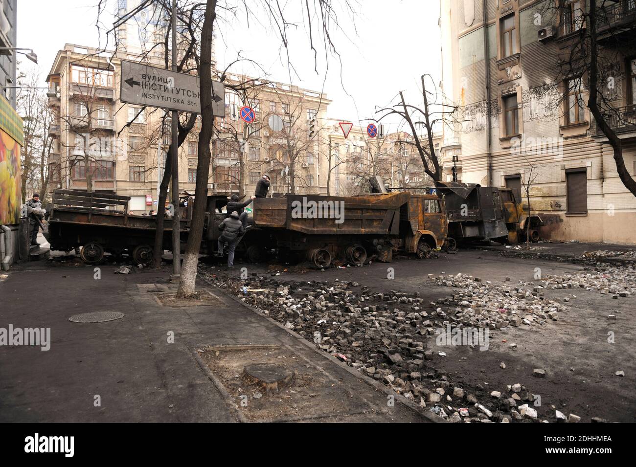 Les gens qui délagent des barricades sur la rue Institutskaya. Révolution de la dignité. Fabrication 22, 2014. Kiev, Ukraine Banque D'Images