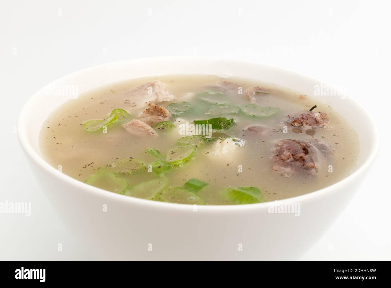 Soupe d'intestin de porc sur fond blanc Banque D'Images