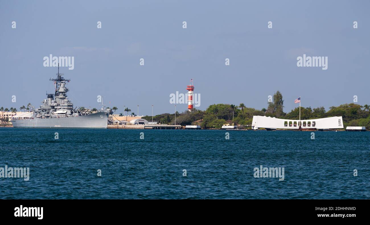 Pearl Harbor, HI, Etats-Unis - 1er avril 2013 : Battleship Missouri et U.S.S. Arizona Memorial, deux sites de l'histoire navale américaine Banque D'Images