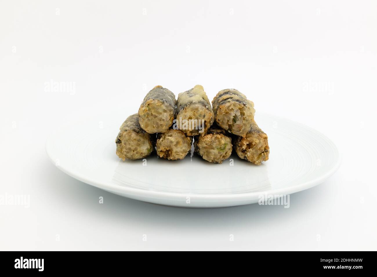 Aliments frits de vermicelles et d'algues assaisonnées sur fond blanc Banque D'Images