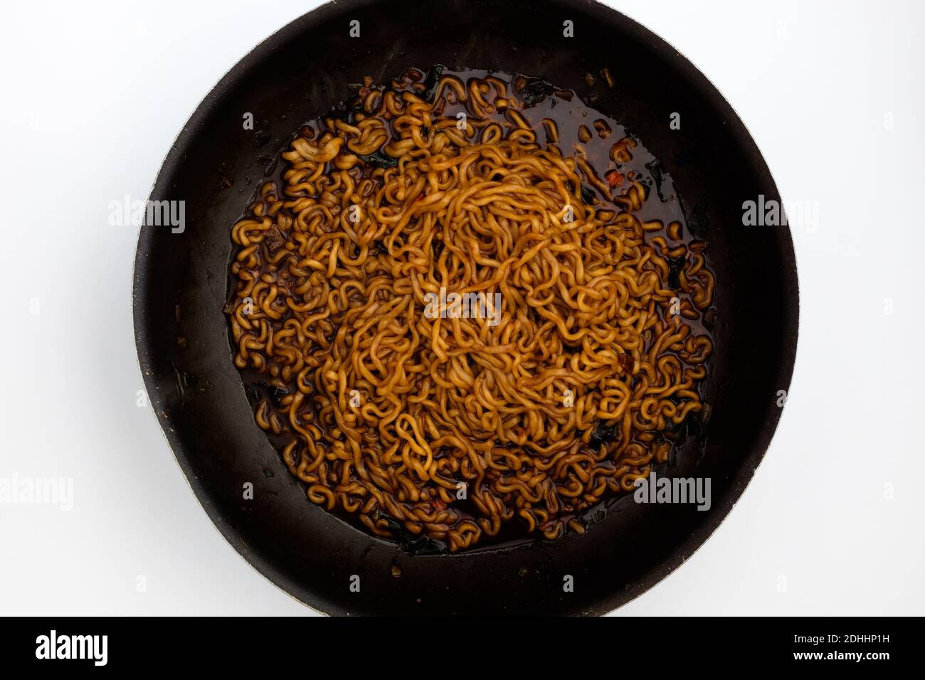 Jjajang ramen sur fond blanc Banque D'Images