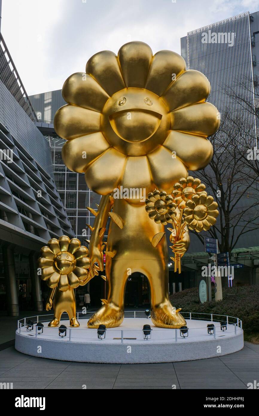 Statue de fleur d'or géante de l'artiste japonais Takashi Murakami à