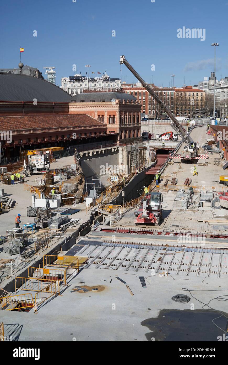 le conditionnement fonctionne avec des grues à la nouvelle gare d'Atocha. Madrid, février 2007 Banque D'Images
