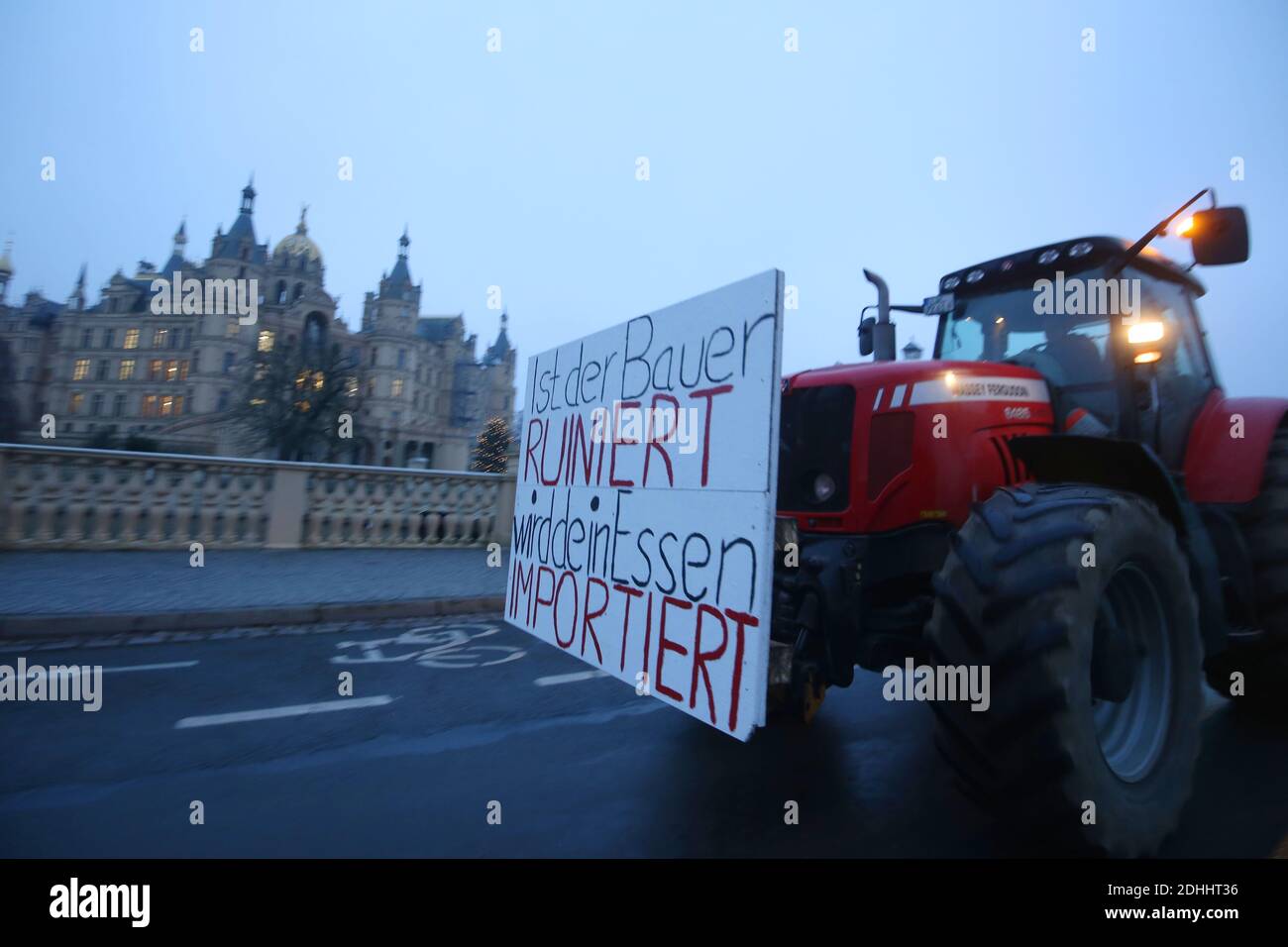 Schwerin, Allemagne. 11 décembre 2020. Les agriculteurs conduisent leurs tracteurs devant le château de Schwerin lors d'une démonstration, un panneau est accroché sur un tracteur avec l'inscription « si l'agriculteur est en panne, votre nourriture sera importée ». L'Association des agriculteurs de Mecklembourg-Poméranie occidentale et l'initiative 'Land schafft Verbindung MV (LSV)' veulent utiliser cette action pour attirer l'attention sur la menace existentielle que représentent les entreprises agricoles de Mecklembourg-Poméranie occidentale avec les agriculteurs. Credit: dpa Picture Alliance/Alay Live News Banque D'Images