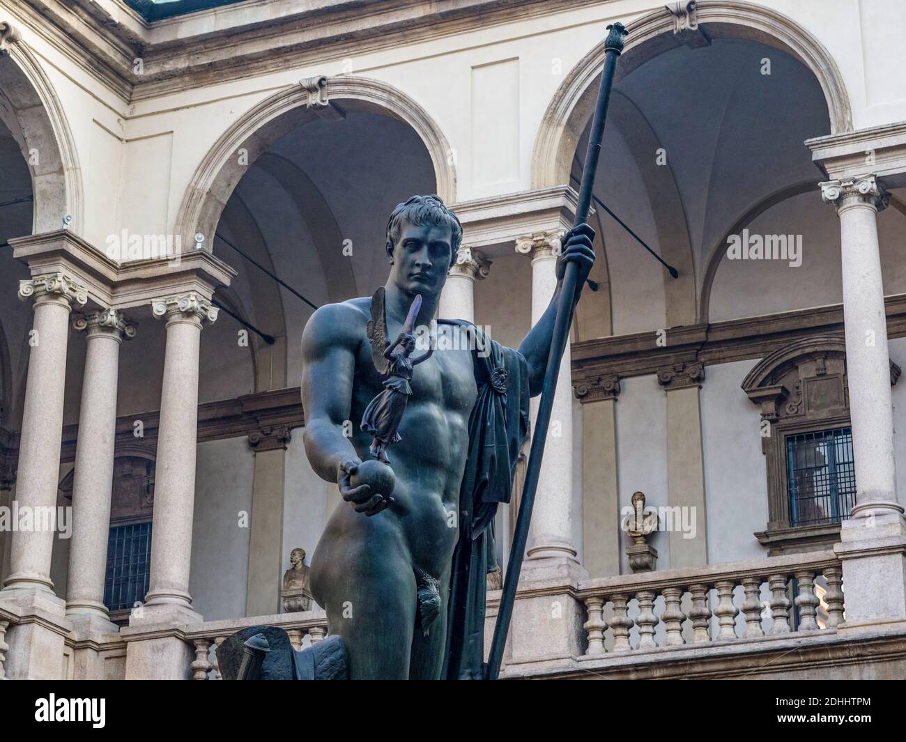 Statue dédiée à Napoléon représentée comme la holding du dieu Mars Un globe dominé par la victoire ailée dans la cour De la Pinacoteca di Brera.M. Banque D'Images Statue dédiée à Napoléon représentée comme la holding du dieu Mars Un globe dominé par la victoire ailée dans la cour De la Pinacoteca di Brera.M. Banque D'Images