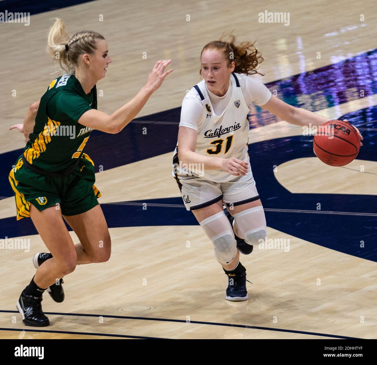 Déc 10, 2020 Berkeley, CA États-Unis California Golden Bears Guard Ornela Muca (31) conduit à la boop pendant le NCAA Women's Basketball jeu entre les dones de San Francisco et les Golden Bears de Californie 62-67 perdus à Hass Pavilion Berkeley Calif. Thurman James / CSM Banque D'Images