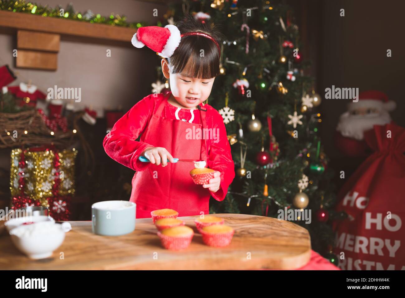 Jeune fille faisant le gâteau de Noël pour la fête de Noël à la maison Banque D'Images