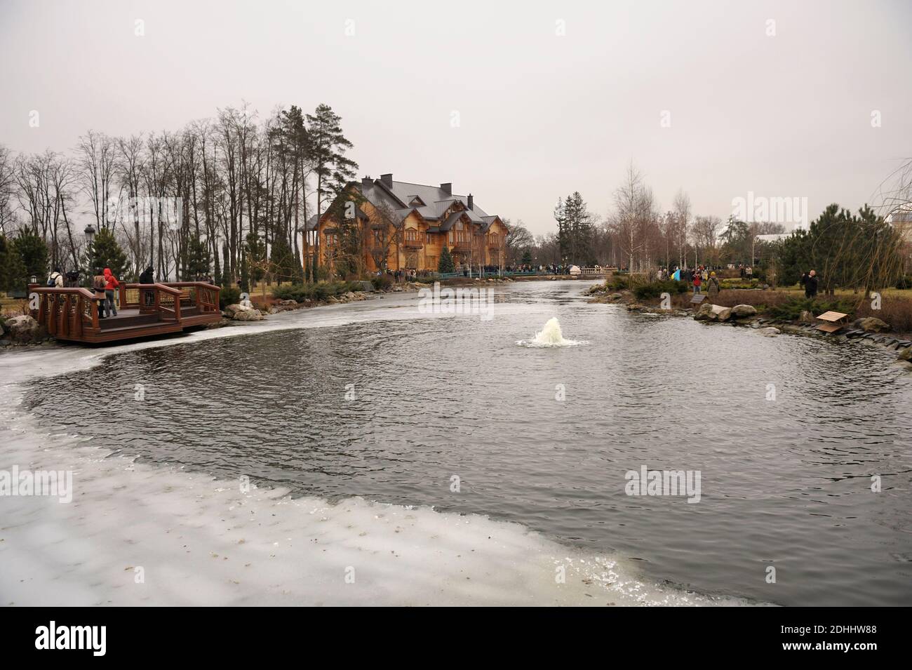 Étang, parc et bâtiment de la résidence de l'ancien président Victor Ianoukovitch, les personnes marchant autour. Révolution de la dignité Banque D'Images