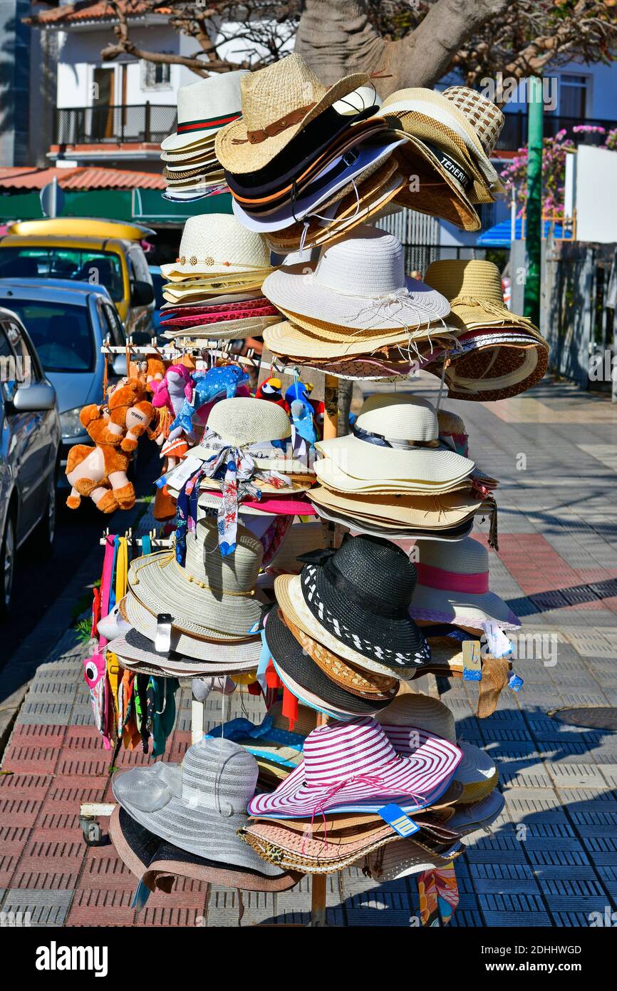 Espagne, îles Canaries, Tenerife, exposition avec des chapeaux de soleil et  des souvenirs sur le trottoir à puerto de la Cruz Photo Stock - Alamy