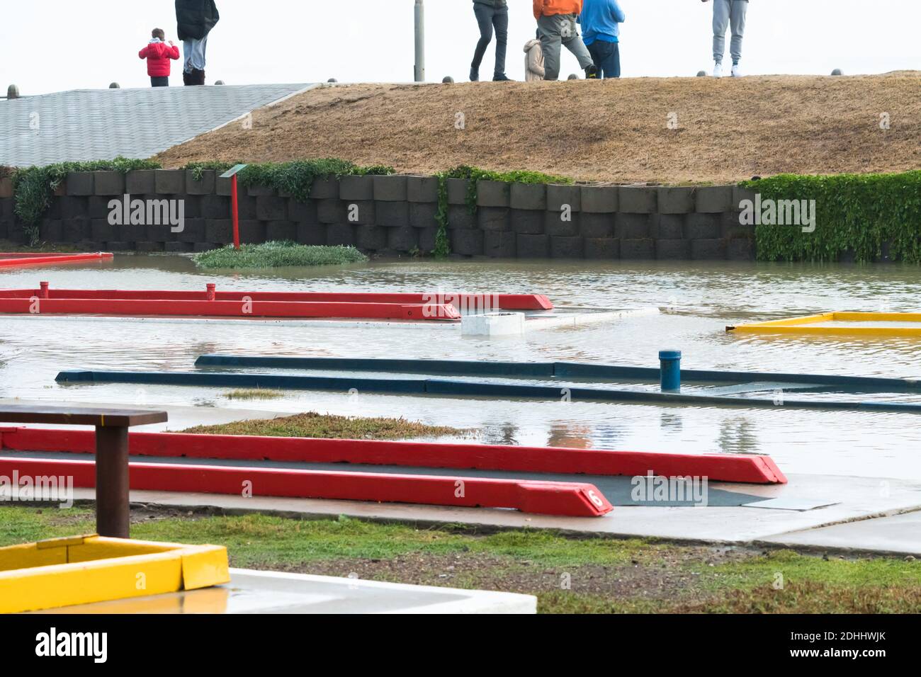 Putt Putt ou mini-golf inondé d'eau pendant Hiver concept temps et climat saisonniers Banque D'Images