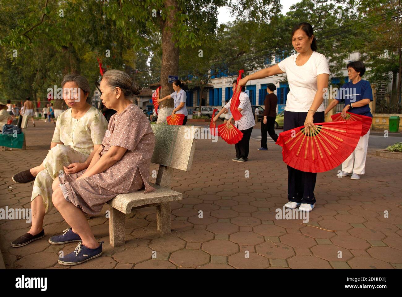 Vietnam. Hanoï. Exercices du matin au lac Hoan Kiem. Banque D'Images