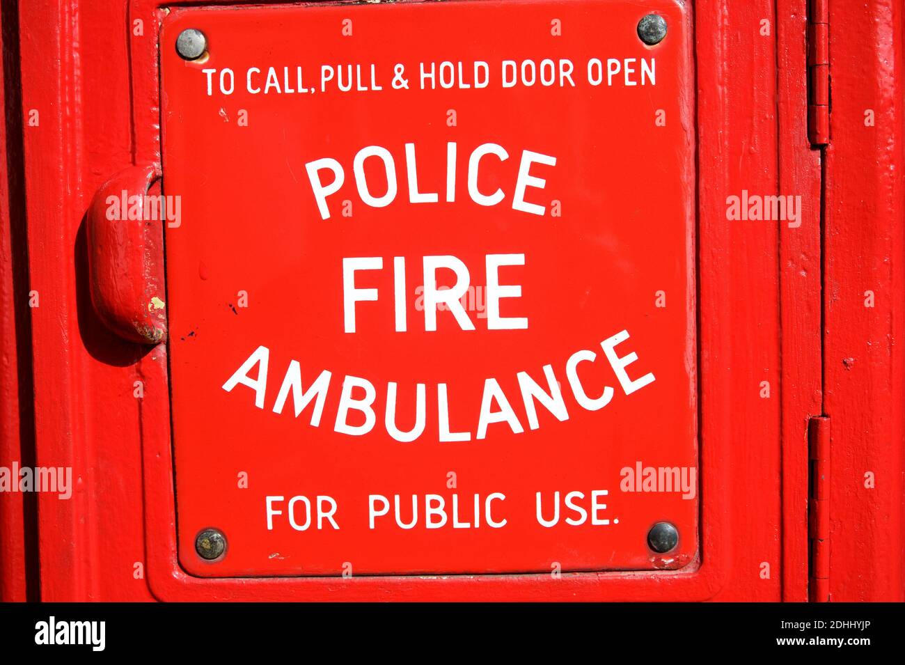 Boîte d'appel publique pour les pompiers et ambulances de police au Avoncroft Museum of Historic Buildings Stoke Heath Bromsgrove Worcestershire England ROYAUME-UNI Banque D'Images