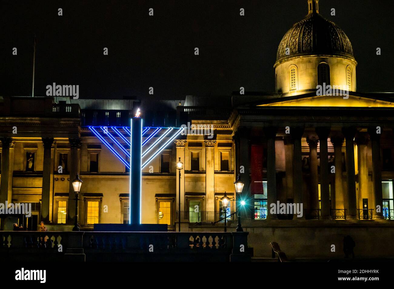 Londres, Royaume-Uni. 10 décembre 2020. Trafalgar Square a une nouvelle menorah de 10 mètres pour marquer le début de la Hanoukah ce soir. Le candelabra, qui utilise des lumières à DEL, a été organisé par le maire de londres, Sadiq Khan, en partenariat avec le Conseil juif de leadership, Chabad Lubavitch UK et le Forum juif de Londres. Contrairement aux années précédentes où Chanukah dans la place a amené des milliers au centre de Londres pour célébrer, les restrictions du coronavirus signifie qu'aucun rassemblement de masse de ce genre ne peut avoir lieu cette année. Crédit : Guy Bell/Alay Live News Banque D'Images