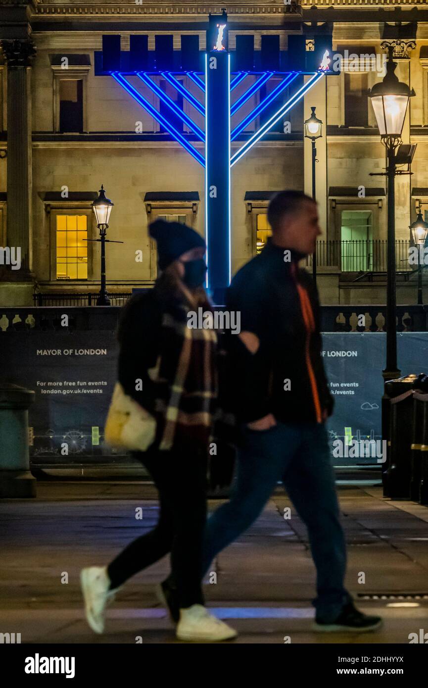 Londres, Royaume-Uni. 10 décembre 2020. Trafalgar Square a une nouvelle menorah de 10 mètres pour marquer le début de la Hanoukah ce soir. Le candelabra, qui utilise des lumières à DEL, a été organisé par le maire de Londres, Sadiq Khan en partenariat avec le Conseil juif de leadership, Chabad Lubavitch UK et le Forum juif de Londres. Contrairement aux années précédentes où Chanukah dans la place a amené des milliers au centre de Londres pour célébrer, les restrictions du coronavirus signifie qu'aucun rassemblement de masse de ce genre ne peut avoir lieu cette année. Crédit : Guy Bell/Alay Live News Banque D'Images