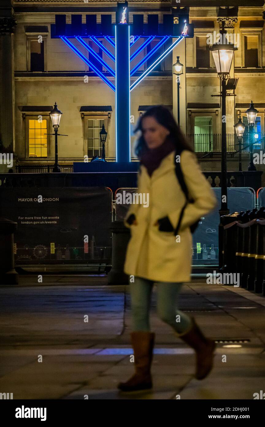 Londres, Royaume-Uni. 10 décembre 2020. Trafalgar Square a une nouvelle menorah de 10 mètres pour marquer le début de la Hanoukah ce soir. Le candelabra, qui utilise des lumières à DEL, a été organisé par le maire de Londres, Sadiq Khan en partenariat avec le Conseil juif de leadership, Chabad Lubavitch UK et le Forum juif de Londres. Contrairement aux années précédentes où Chanukah dans la place a amené des milliers au centre de Londres pour célébrer, les restrictions du coronavirus signifie qu'aucun rassemblement de masse de ce genre ne peut avoir lieu cette année. Crédit : Guy Bell/Alay Live News Banque D'Images