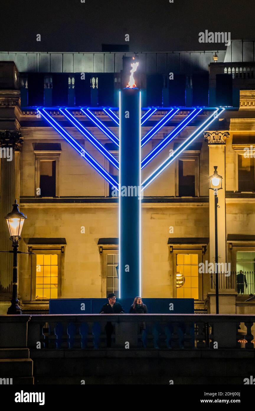 Londres, Royaume-Uni. 10 décembre 2020. Trafalgar Square a une nouvelle menorah de 10 mètres pour marquer le début de la Hanoukah ce soir. Le candelabra, qui utilise des lumières à DEL, a été organisé par le maire de londres, Sadiq Khan, en partenariat avec le Conseil juif de leadership, Chabad Lubavitch UK et le Forum juif de Londres. Contrairement aux années précédentes où Chanukah dans la place a amené des milliers au centre de Londres pour célébrer, les restrictions du coronavirus signifie qu'aucun rassemblement de masse de ce genre ne peut avoir lieu cette année. Crédit : Guy Bell/Alay Live News Banque D'Images