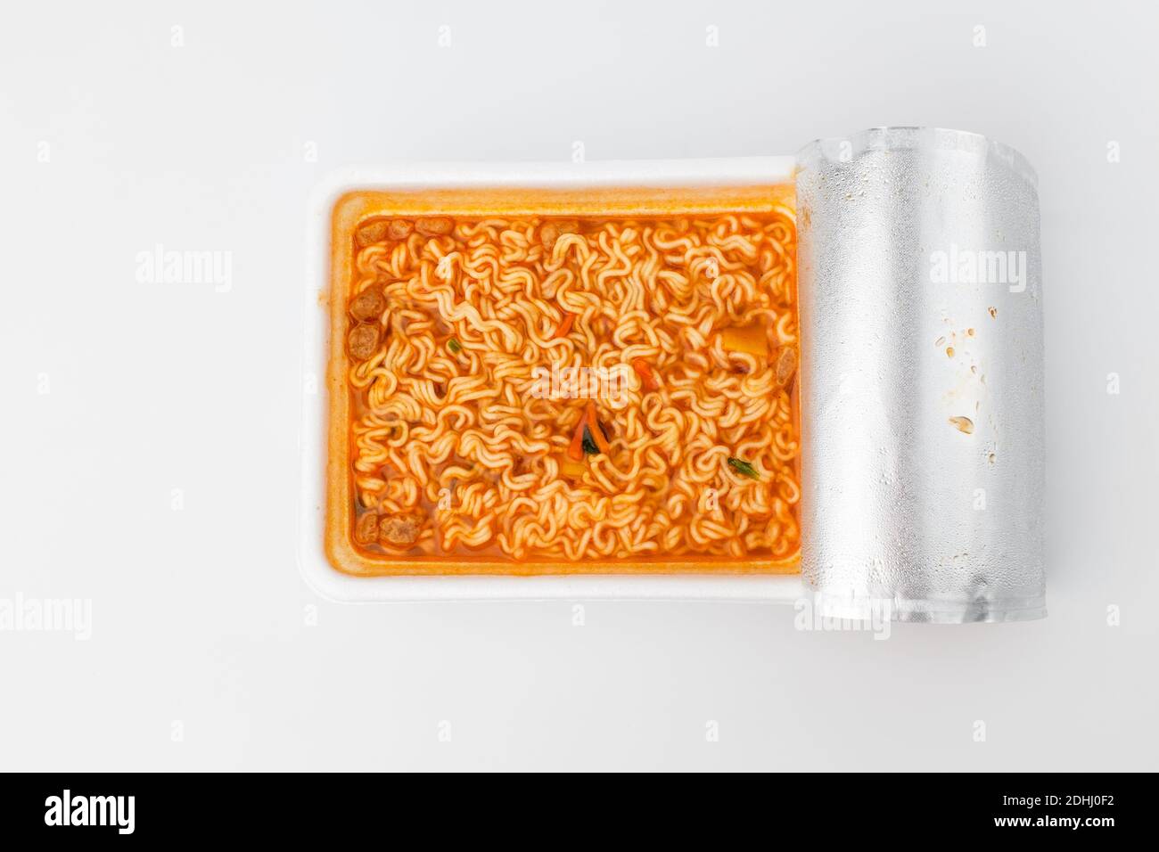 Nouilles de tasse sur fond blanc Banque D'Images