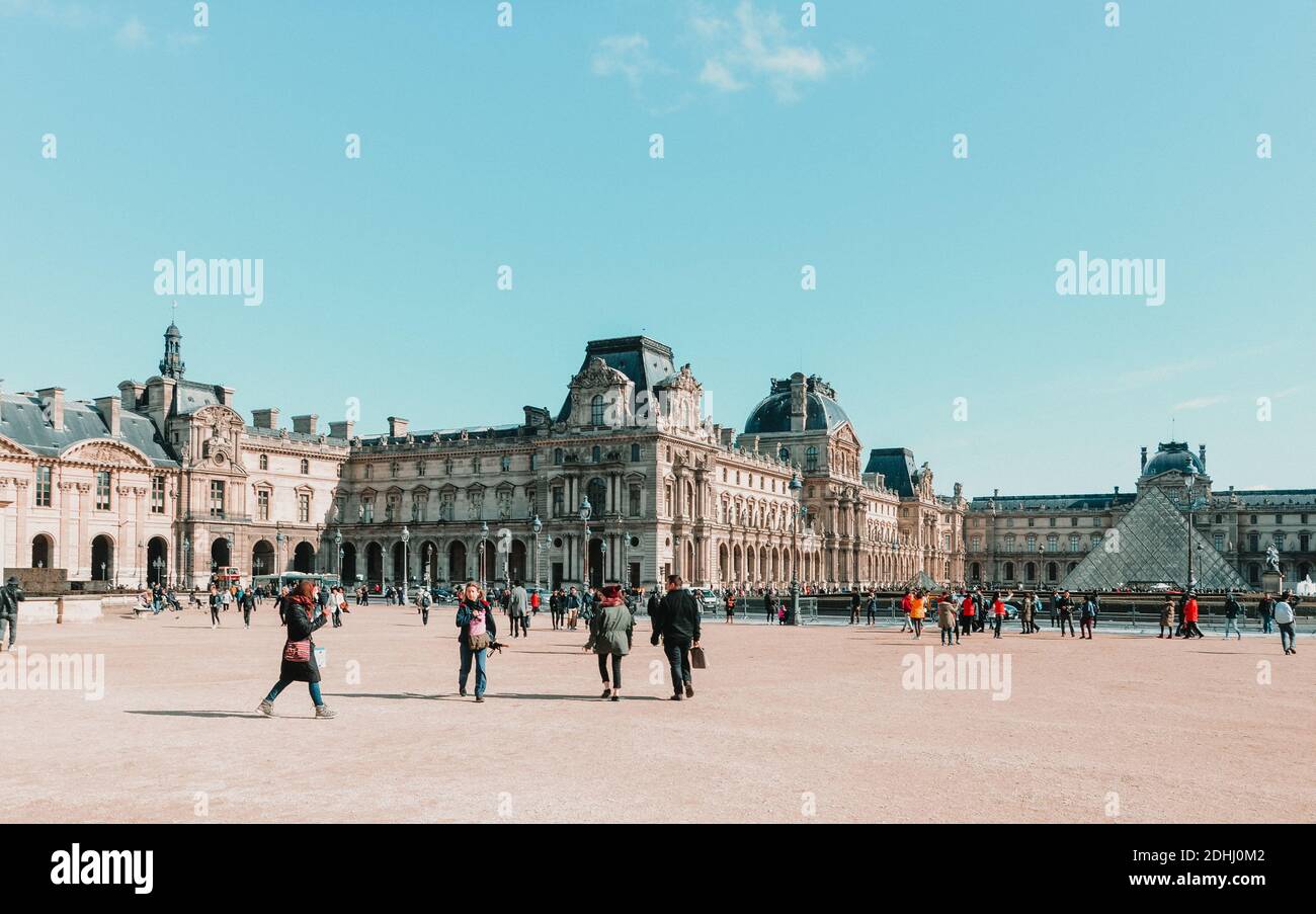 PARIS, FRANCE - 18 novembre 2020 : magnifique paysage de la place du Louvre à Paris, France au lever du soleil. Banque D'Images