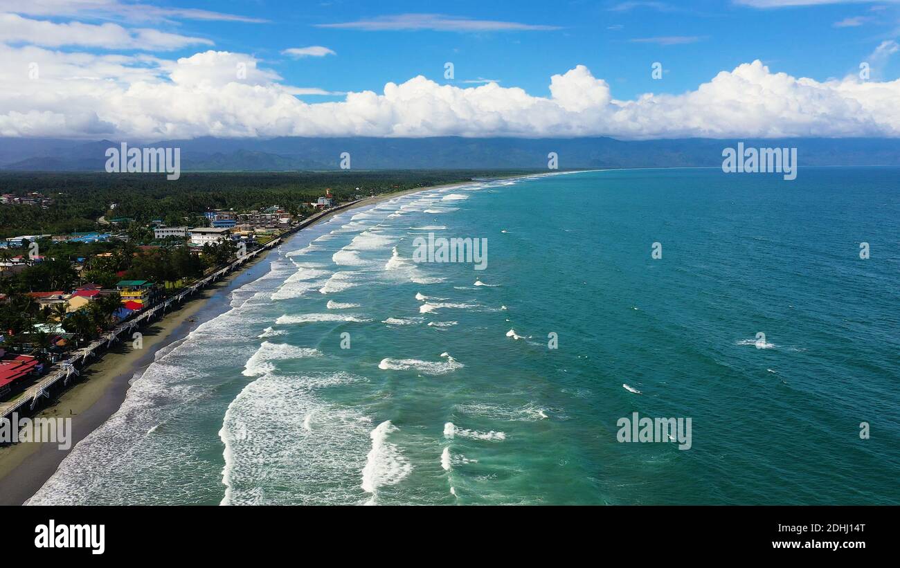 Plage de sable avec des hôtels et les touristes, spot de surf. Drone aérien : Sabang Beach, ramasseuse-presse, Aurora, aux Philippines. Billet d'été et vacances. Banque D'Images