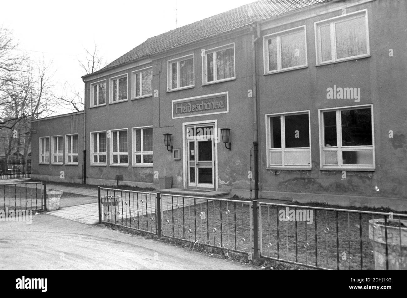 01 Mai 1982, Saxe, Eilenburg: Un restaurant d'excursion populaire dans le Dübener Heide près de Leipzig est le "Heideschänke" au début des années 1980. De l'usine de tuyaux de pression en béton précontraint à proximité, les tuyaux de rejet sont transformés en pots de plantes et pots de fleurs dans le jardin avant. Date exacte de prise en charge inconnue. Photo: Volkmar Heinz/dpa-Zentralbild/ZB Banque D'Images