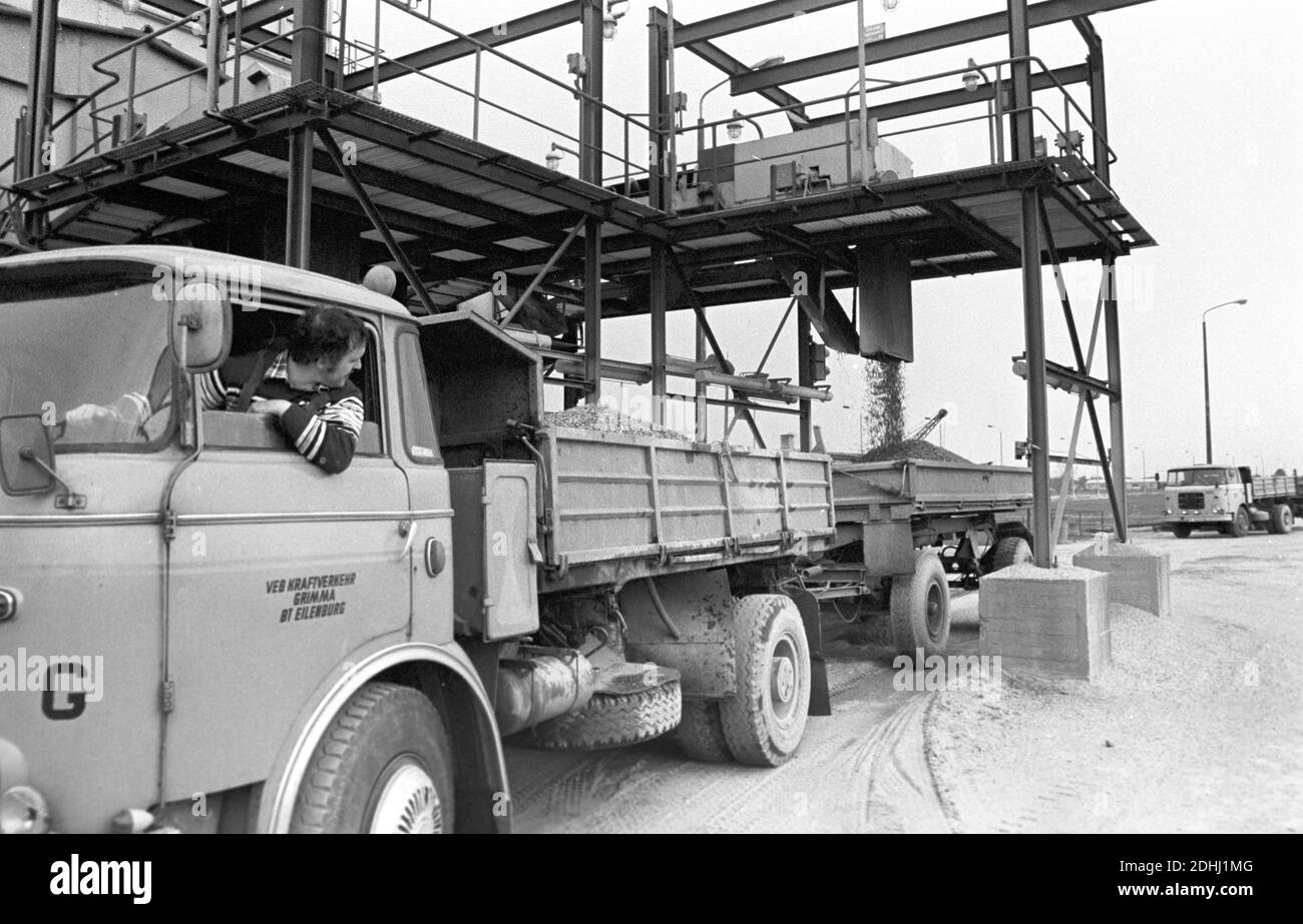 30 novembre 1983, Saxe, Sprotta: Des camions de type Skoda de VEB Kraftverkehr Grimma sont chargés de gravier à l'usine de gravier de Sprotta (près d'Eilenburg) au début des années 1980. La date exacte de la prise du gravier n'est pas connue. Photo: Volkmar Heinz/dpa-Zentralbild/ZB Banque D'Images