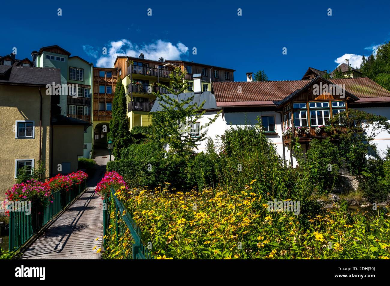 Maisons pittoresques sous la montagne à Bad Aussee en Autriche Banque D'Images