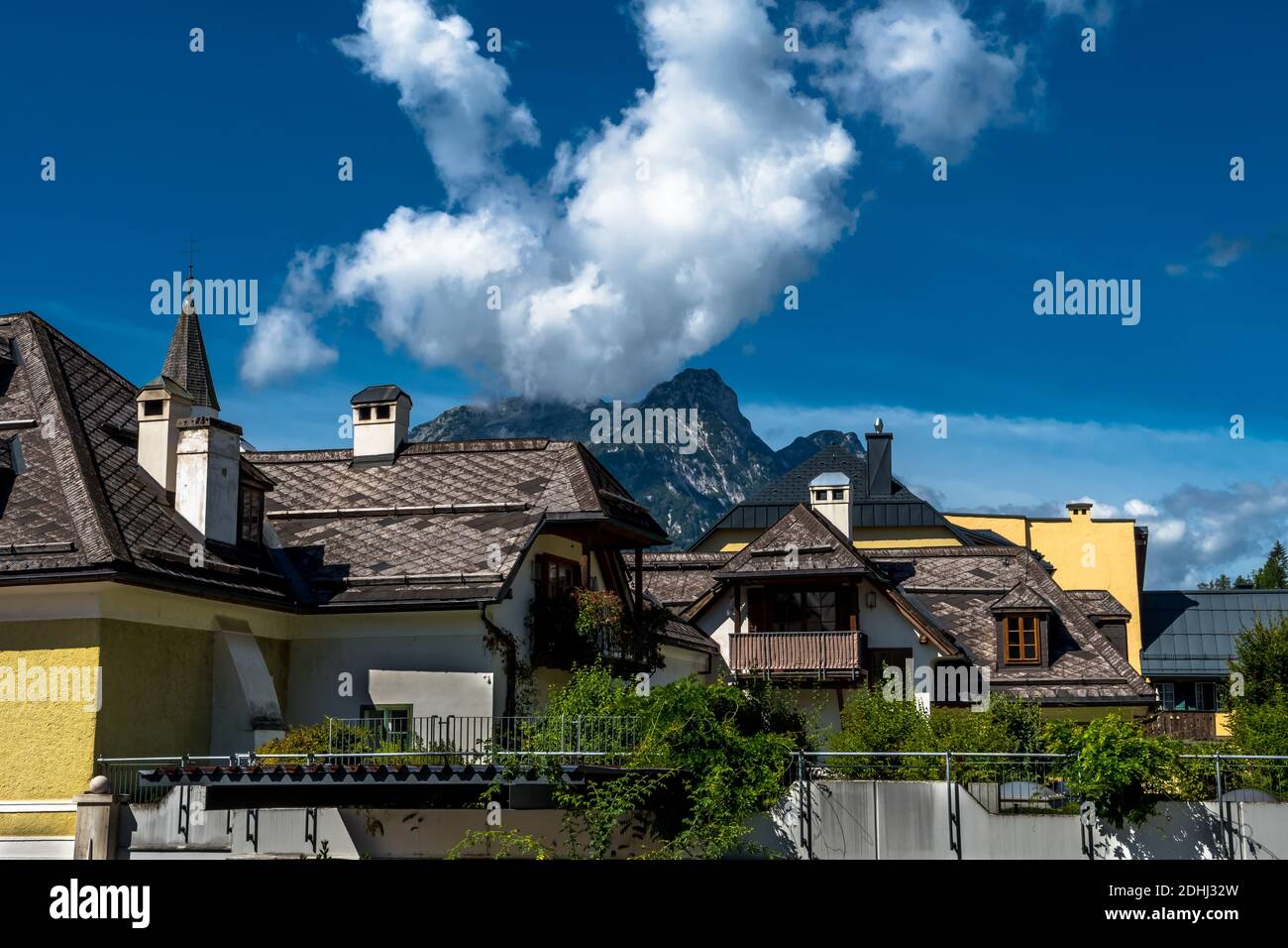 Maisons traditionnelles avec montagne à Bad Aussee dans les Alpes De l'Autriche Banque D'Images