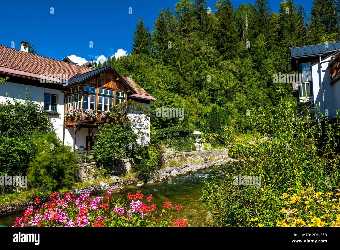 Maisons pittoresques sous la montagne à Bad Aussee en Autriche Banque D'Images