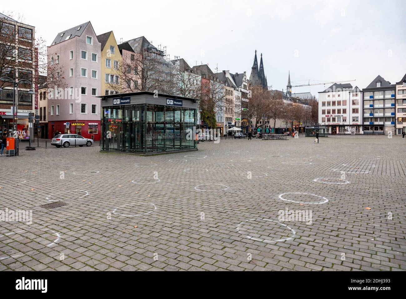 Heumarkt à Cologne, peu de passants pendant le confinement dû à la pandémie du coronavirus Banque D'Images