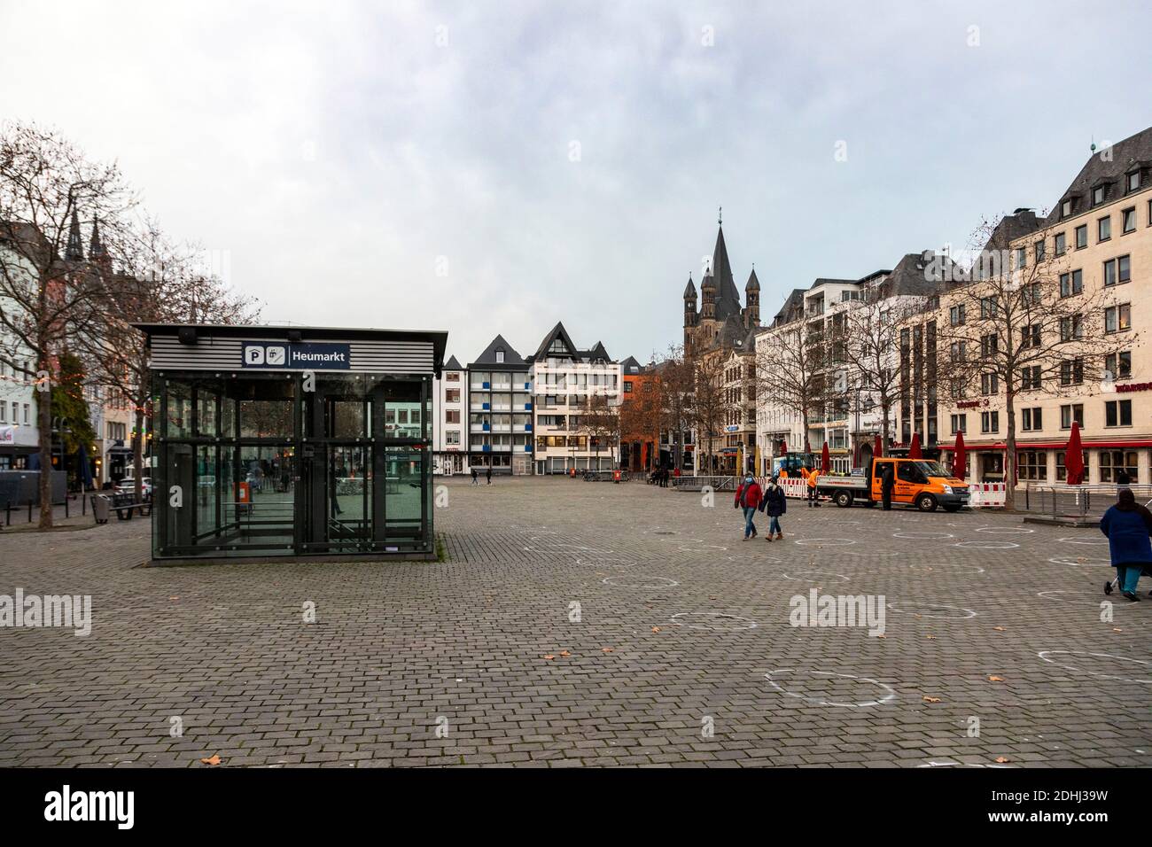 Heumarkt à Cologne, peu de passants pendant le confinement dû à la pandémie du coronavirus Banque D'Images