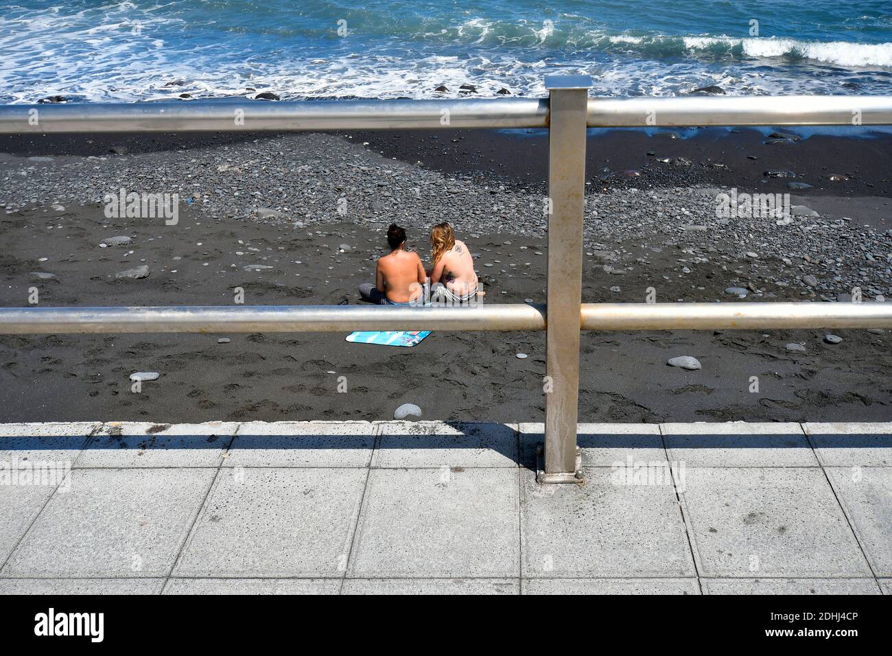 Espagne, îles Canaries, Tenerife, deux femmes sur la plage avec tatouage Banque D'Images