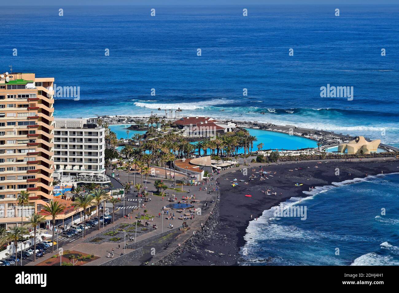 Ténérife, Îles Canaries, Espagne - 01 avril 2018 : personnes non identifiées sur la promenade et la plage avec du sable noir volcanique sur l'océan Atlantique, piscine Banque D'Images