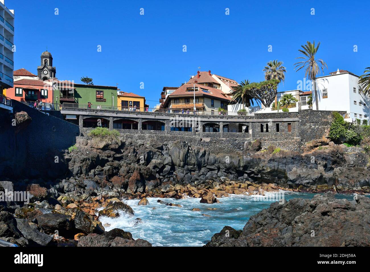 Ténérife, Îles Canaries, Espagne - 03 avril 2018: Personnes non identifiées à Punte del Viento à Puerto de la Cruz, un endroit privilégié en bord de mer, tour de ch Banque D'Images