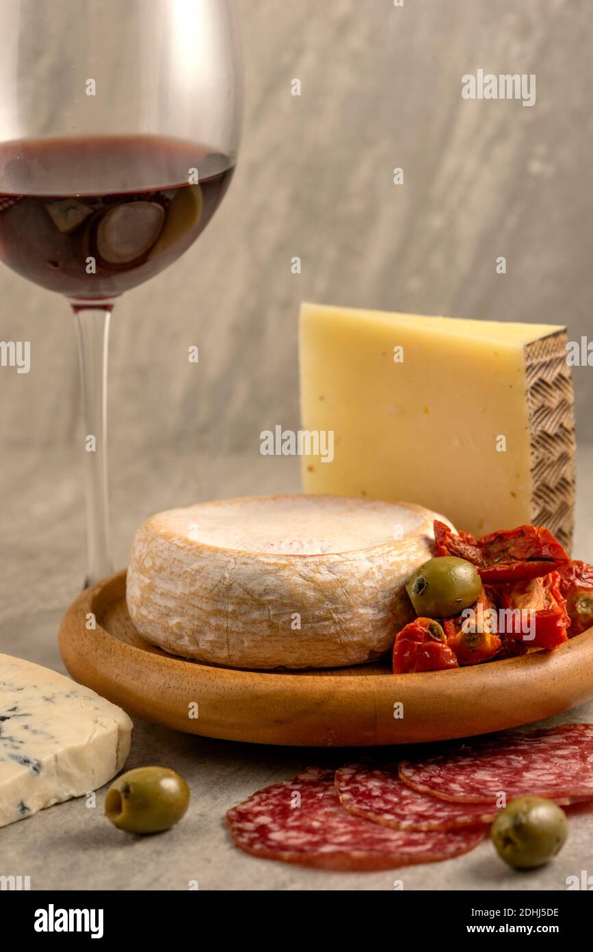 Mezeh méditerranéen composé d'une sélection de fromages, d'olives, de salami et de vin. Banque D'Images