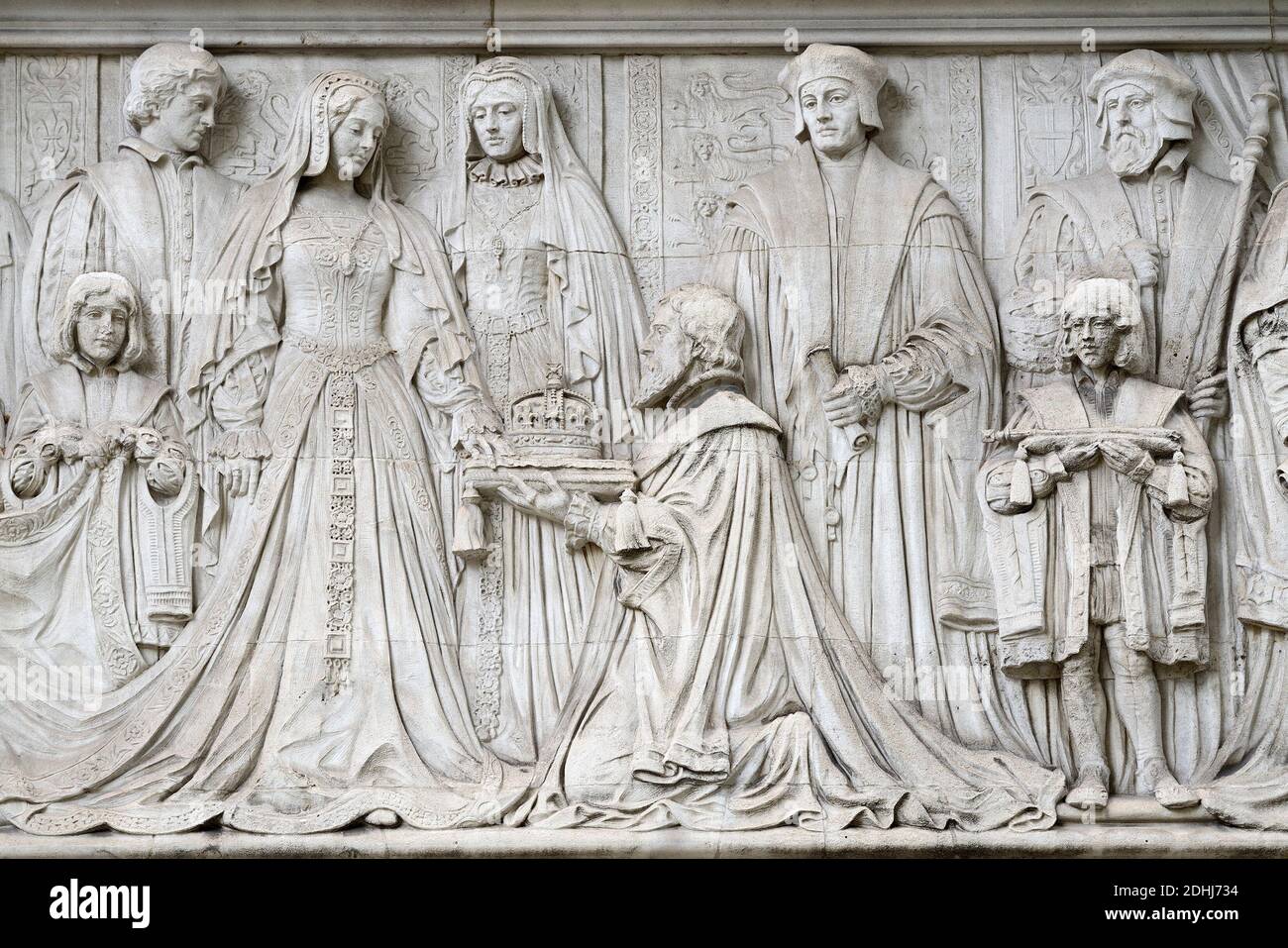 Londres, Angleterre, Royaume-Uni. Cour suprême / Middlesex Guildhall (1906) place du Parlement. Frise en pierre sur la façade (Henry Fehr): Lady Jane Gray acceptant t Banque D'Images