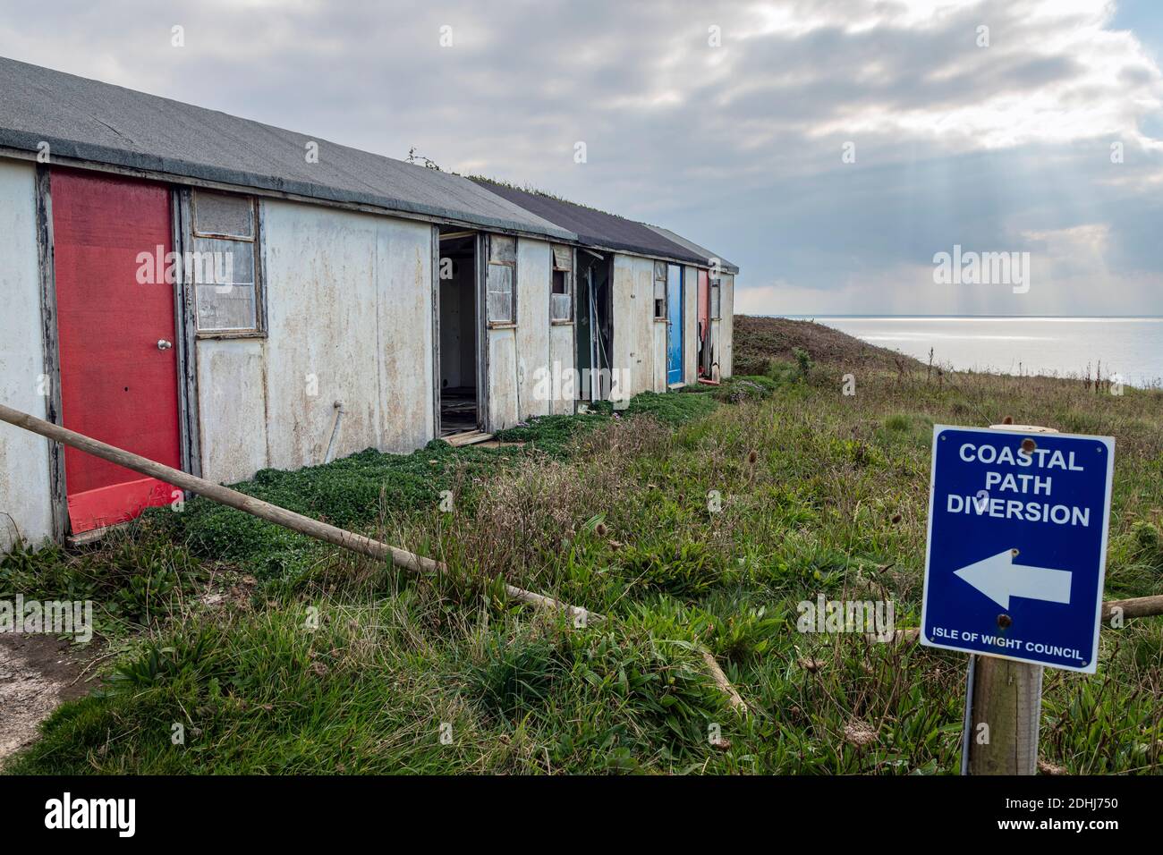 Le sentier côtier détourné et les chalets de vacances abandonnés à cause de l'érosion de la falaise, Brightstone Bay, Isle of Wight Banque D'Images