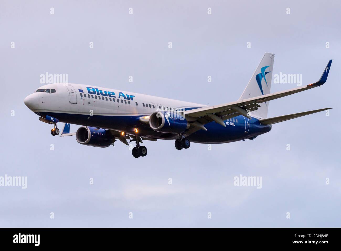 L'avion de ligne aérienne Blue Air Boeing 737 YR-BML en approche pour atterrir à l'aéroport de Londres Heathrow, au Royaume-Uni, pendant la pandémie COVID 19. Compagnie aérienne roumaine à bas prix Banque D'Images