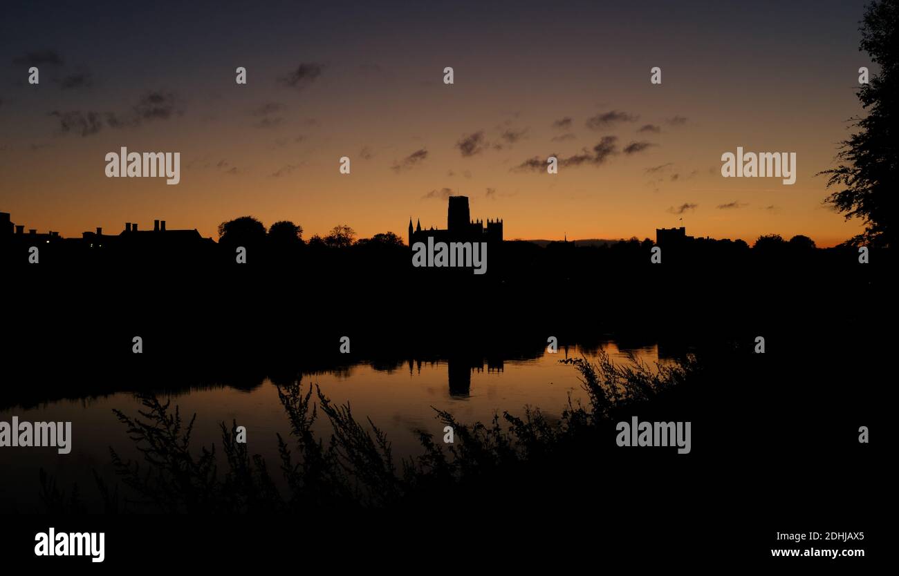 Un coucher de soleil d'automne près des rives de la rivière Wear dans la ville de Durham. Photos de la cathédrale de Durham photo prise le 16 octobre 2020 Banque D'Images