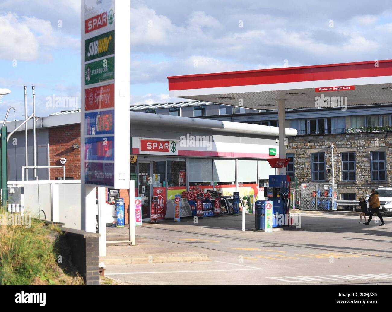 GV des garages ESSO SPAR Euro sur Brandlesholme Road, Bury, jeudi 1er octobre 2020. La chaîne de supermarchés Asda doit être vendue à deux frères de Blackburn dans le cadre d'un marché d'une valeur de 6,8 milliards de livres sterling. Les nouveaux propriétaires, Mohsin et Zuber Issa, qui ont soutenu la société d'investissement TDR Capital, ont fondé leur entreprise de garages européens en 2001 avec une seule station-service à Bury qu'ils ont achetée pour 150,000 £. L'entreprise a désormais des sites en Europe, aux États-Unis et en Australie et des ventes annuelles d'environ 18 milliards de livres sterling. Banque D'Images