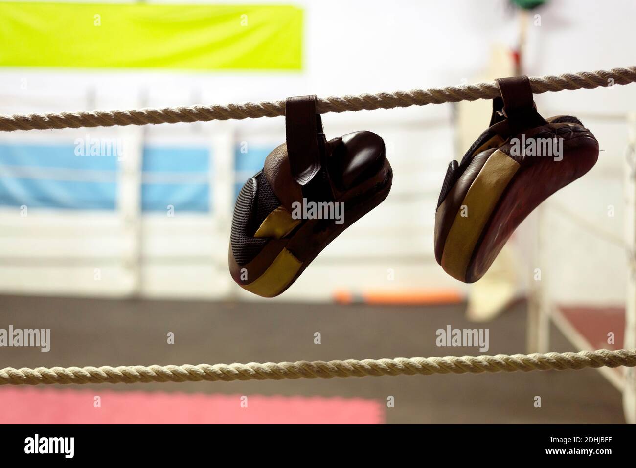 Blocs d'entraînement de boxe et de coups de pied noirs accrochés à un anneau de boxe Banque D'Images