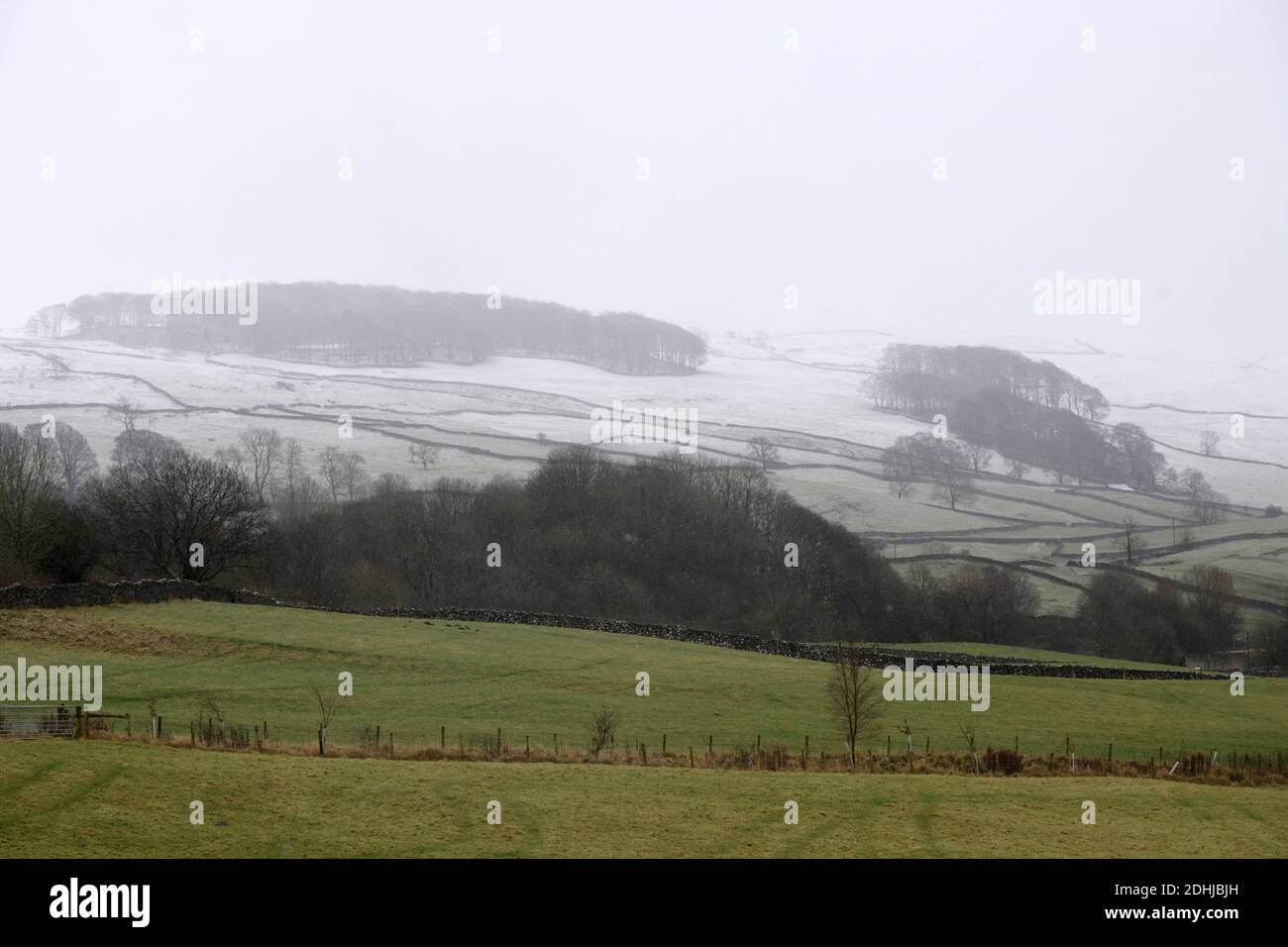 La photo est une scène neigeuse dans les Yorkshire Dales au-dessus de la montagne. Météo neige hiver neige neige neige neige neige neige neige Banque D'Images
