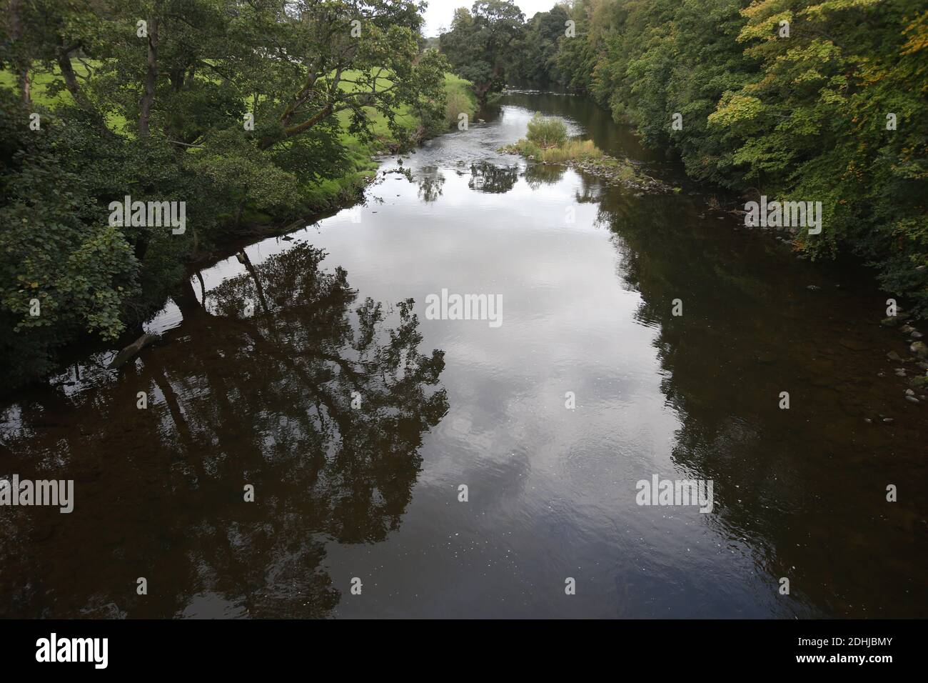 Le Coquet coule lentement à Guyzance, à seulement huit miles de Warkworth.Samedi 3 octobre 2020. Banque D'Images