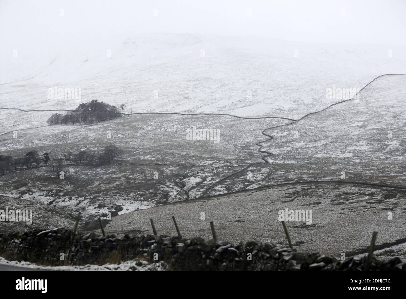 La photo est une scène neigeuse dans les Yorkshire Dales au-dessus de Hawes. Météo neige hiver neige neige neige neige neige neige Banque D'Images